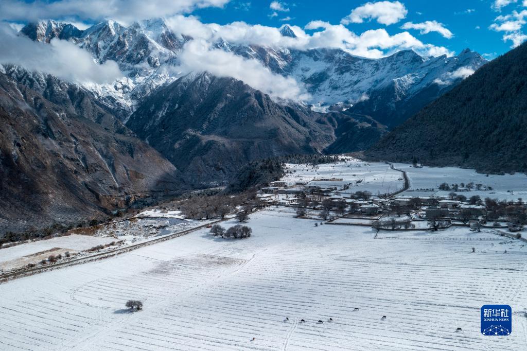 壮美的雅鲁藏布大峡谷雪景_西藏头条网