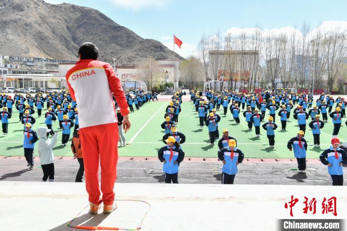 图为学生在跳绳教练齐景龙的指导下做准备运动。 贡嘎来松 摄