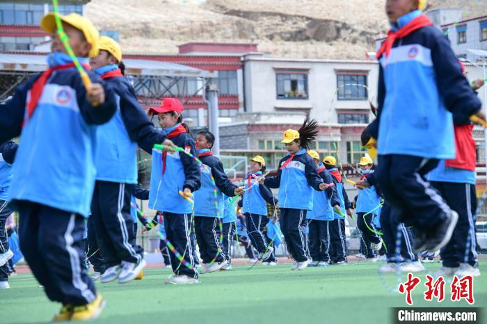 图为学生正在练习跳绳。 贡嘎来松 摄